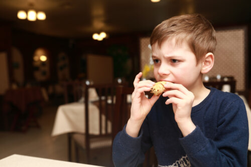 4 señales de que tu hijo está comiendo demasiada sal