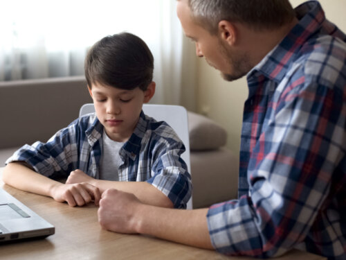 Padre aplicando disciplina en lugar de castigo con su hijo.