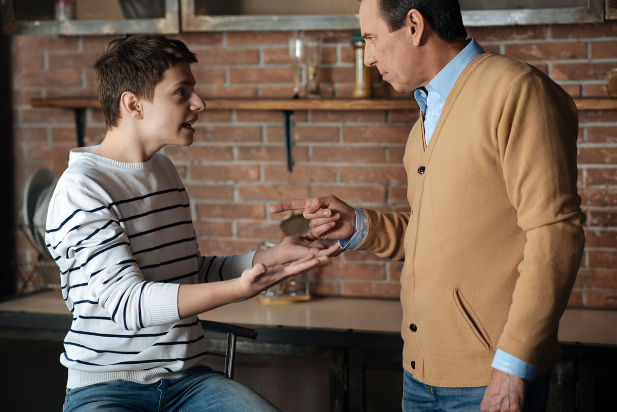 Padre hablando con su hijo para evitar que se convierta en uno de los adolescentes conflictivos.