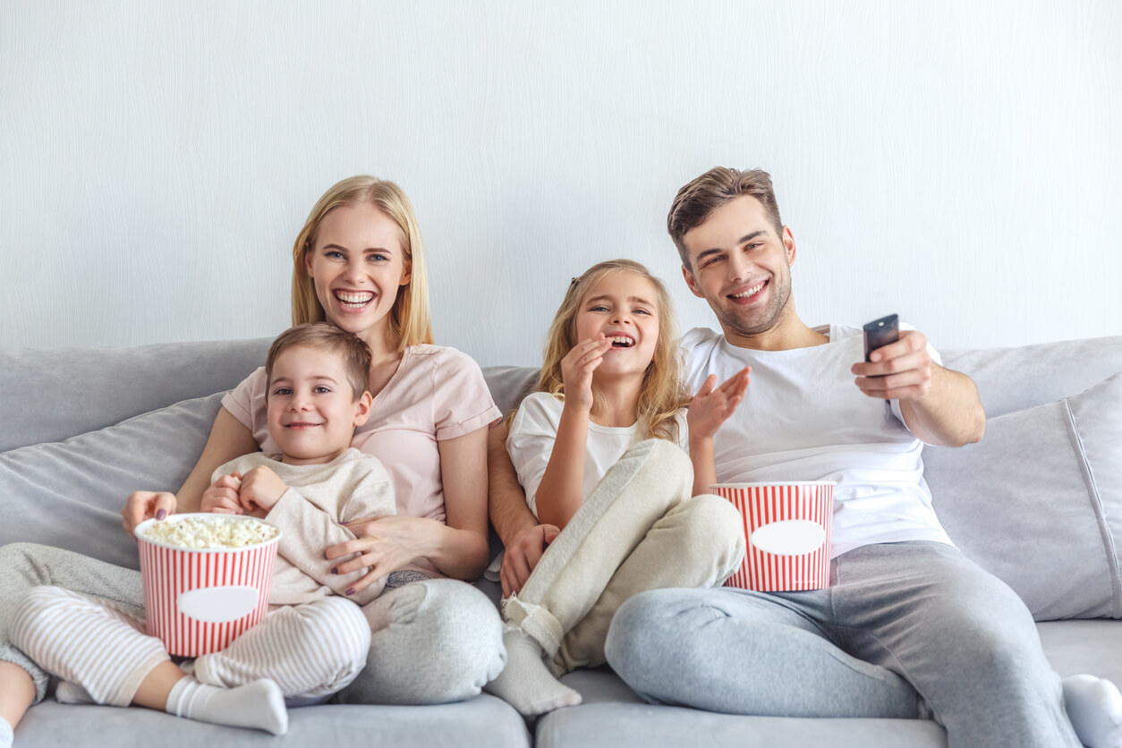 familia mira pelicula pochoclo dia nene nena mama papa