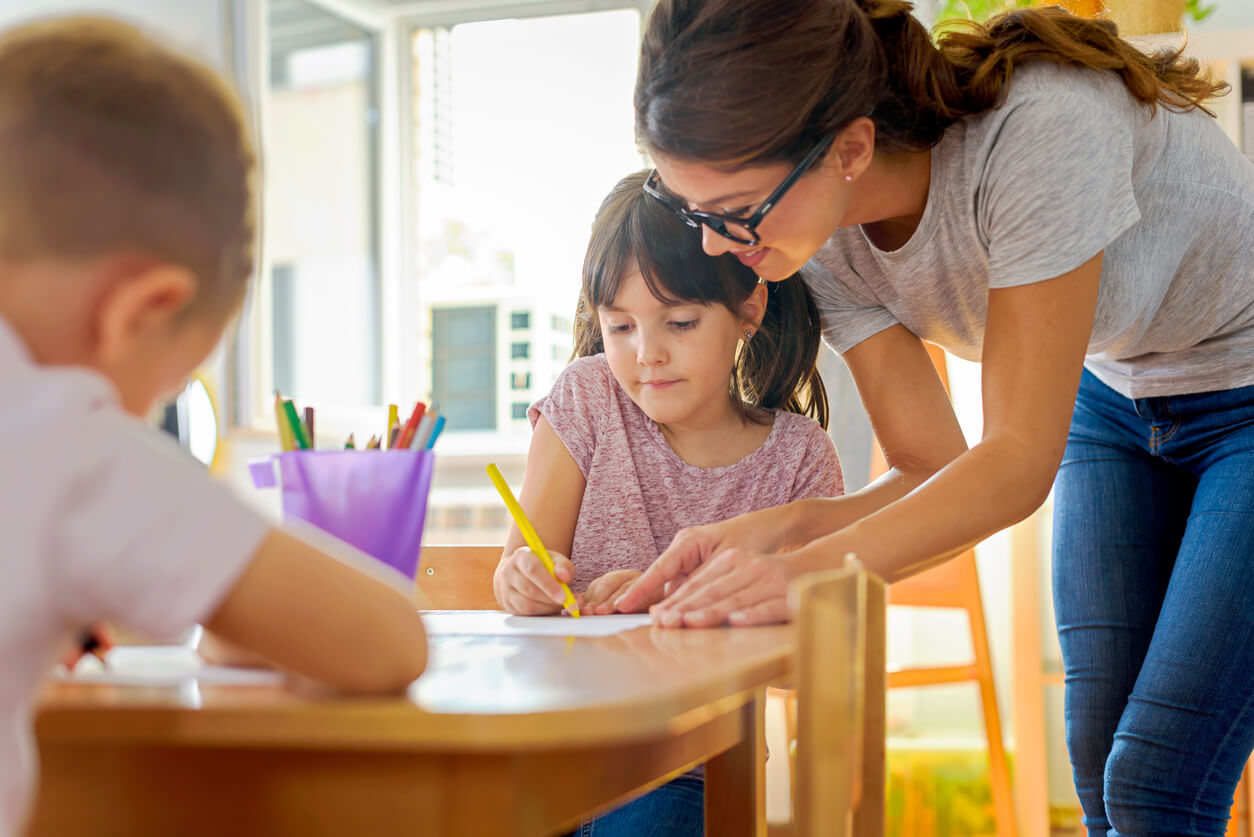 Niños en una sesión de neuropsicopedagogía infantil.
