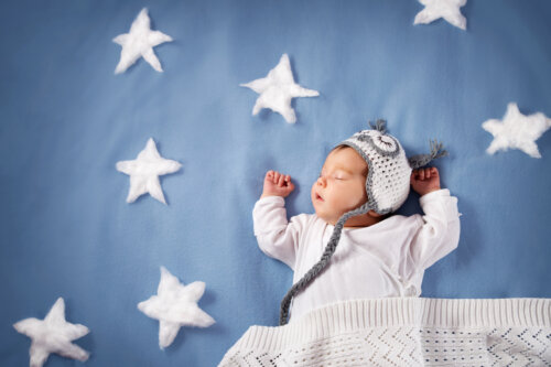 bebe recien nacido sesion fotos fondo cielo estrellas gorro buho