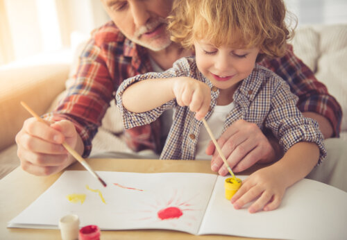 tarde manualidad pintura nino nieto abuelo mesa acuarela pintura dibujo pincel motricidad