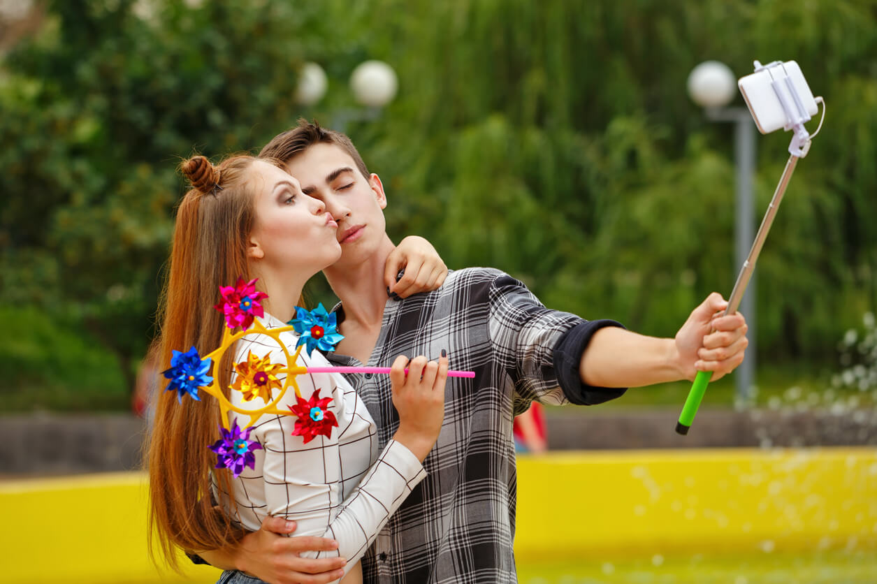 Deux adolescents qui prennent un selfie.