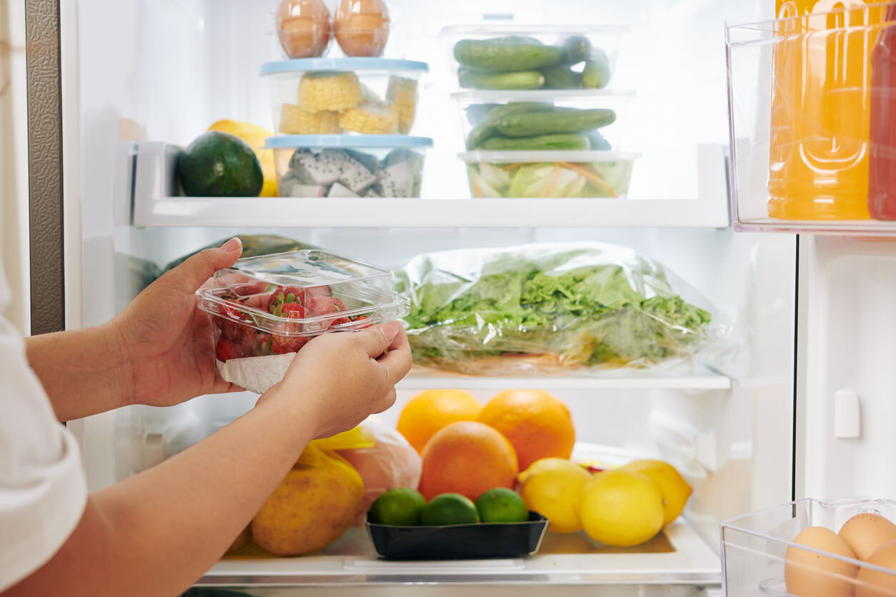 Organisation des aliments dans un réfrigérateur.