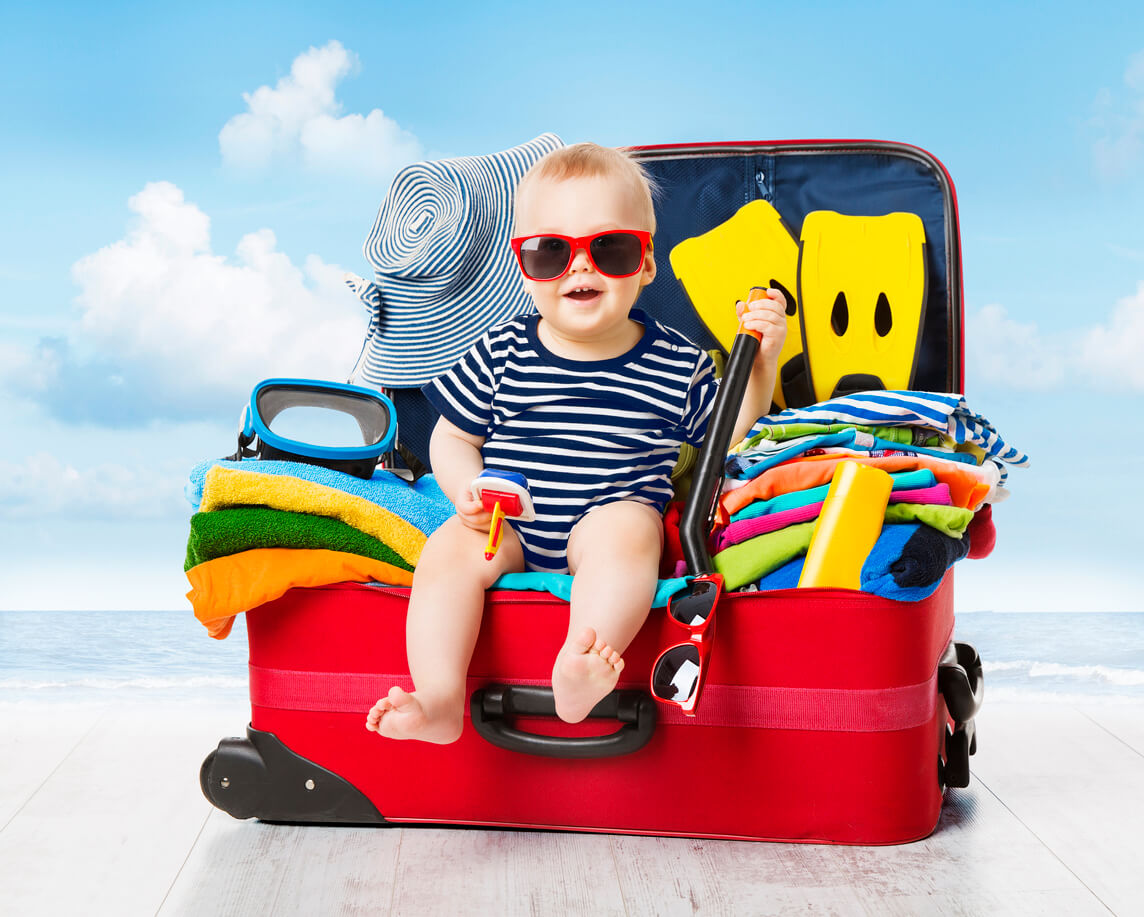 bébé vacances valise vêtements préparations lunettes de soleil voyage vacances famille