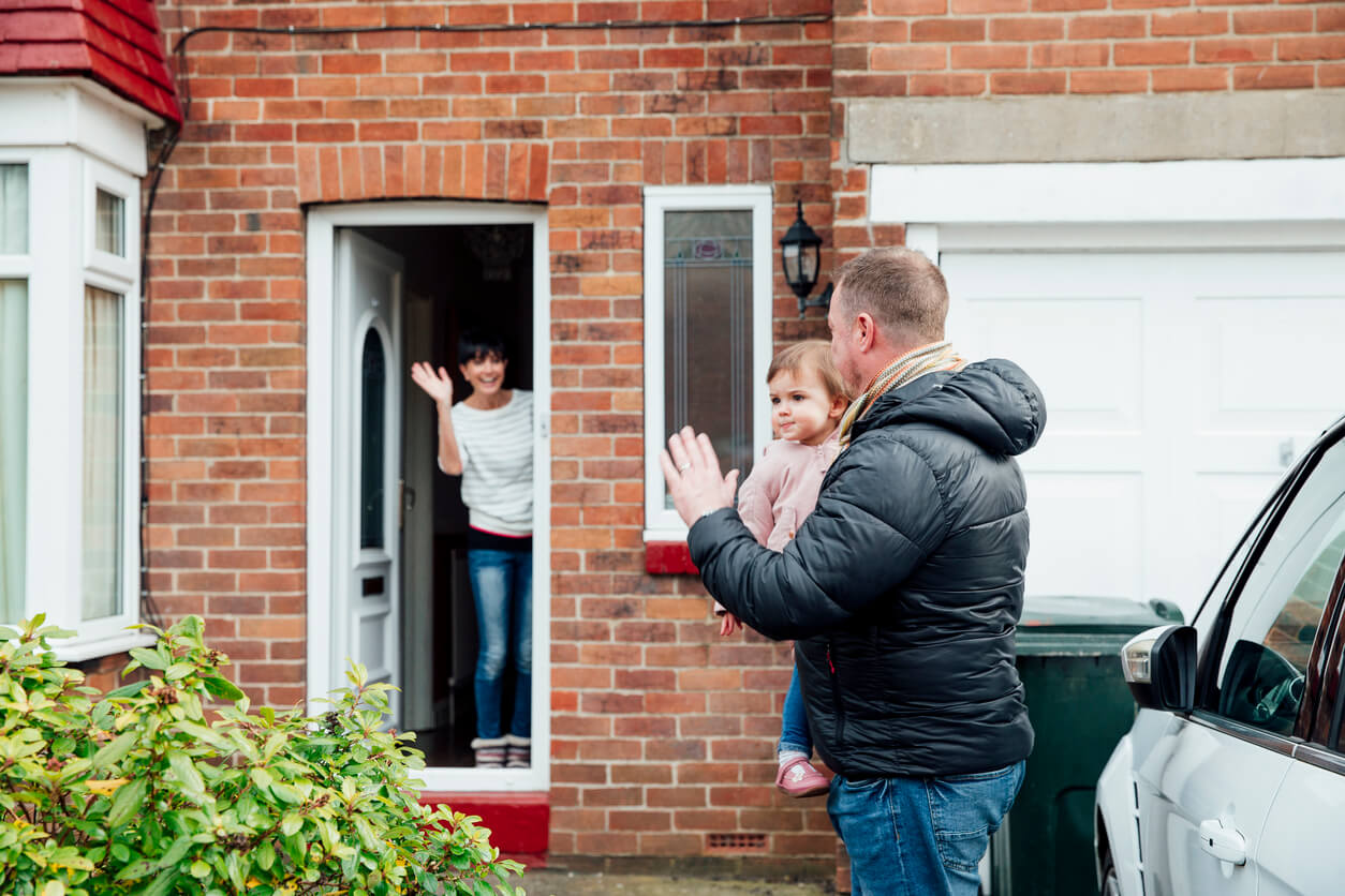 Un papa et son enfant qui disent au revoir à la maman.
