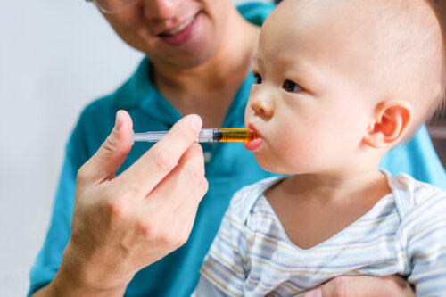 Cómo dar medicamentos a un bebé