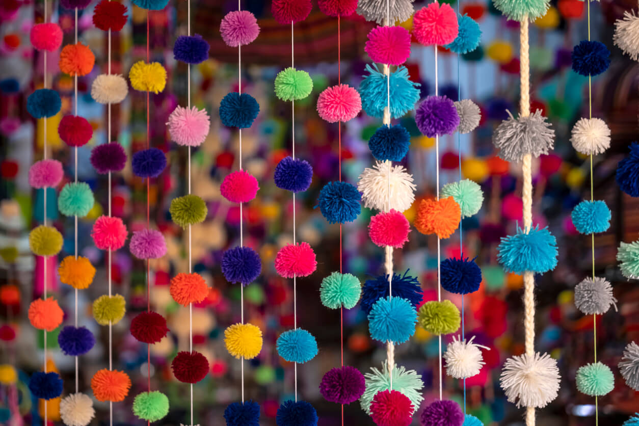 colgante techo ventana pompon lana manualidad color