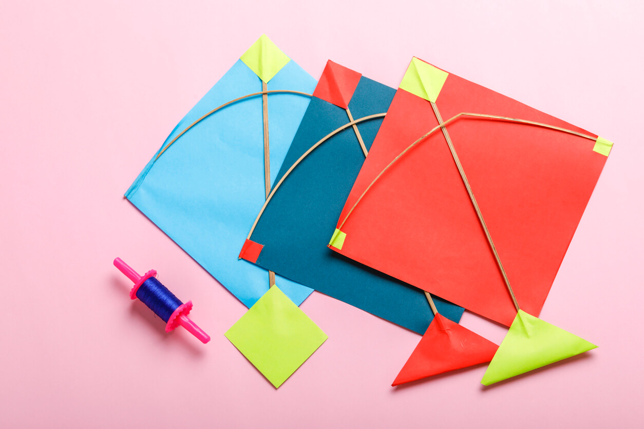 5 manualidades para hacer cometas voladoras