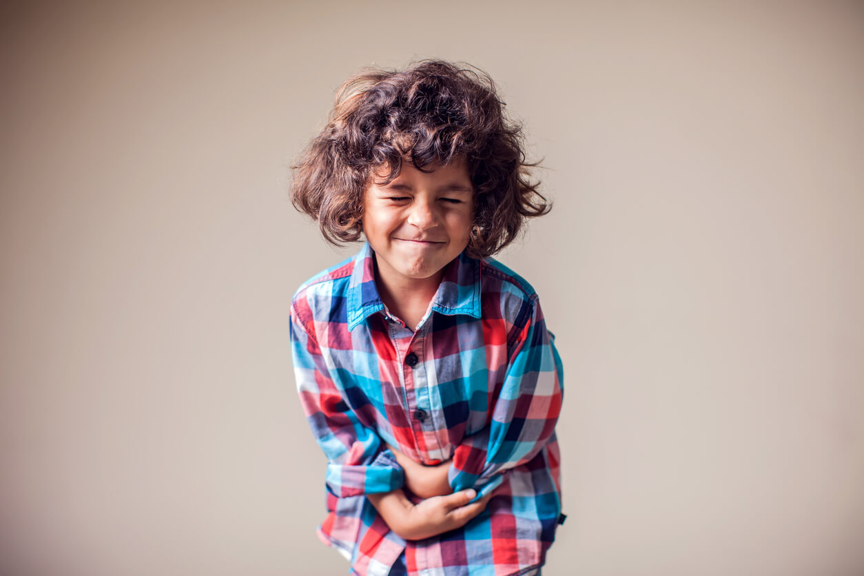 Colica dolore addominale flatulenza addominale bambino raggrinzito viso fastidioso gas