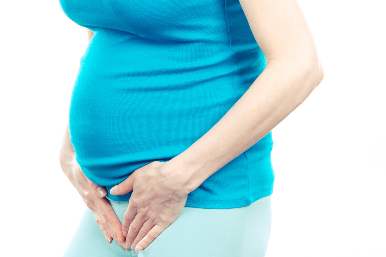 Le ventre d'une femme enceinte.