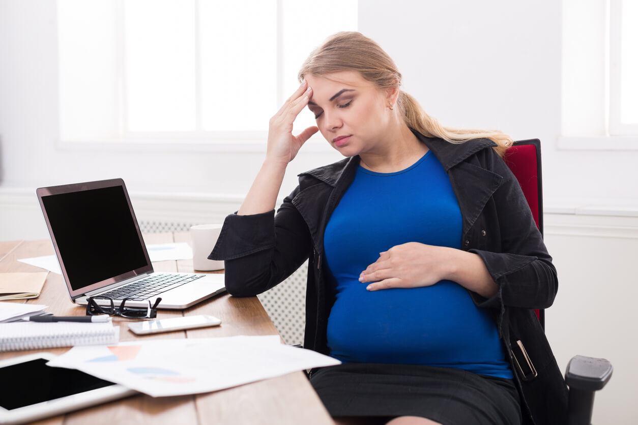 travail stress ordinateur portable carnet téléphone portable agenda femme enceinte fatigué dormir fatigué bureau chaise