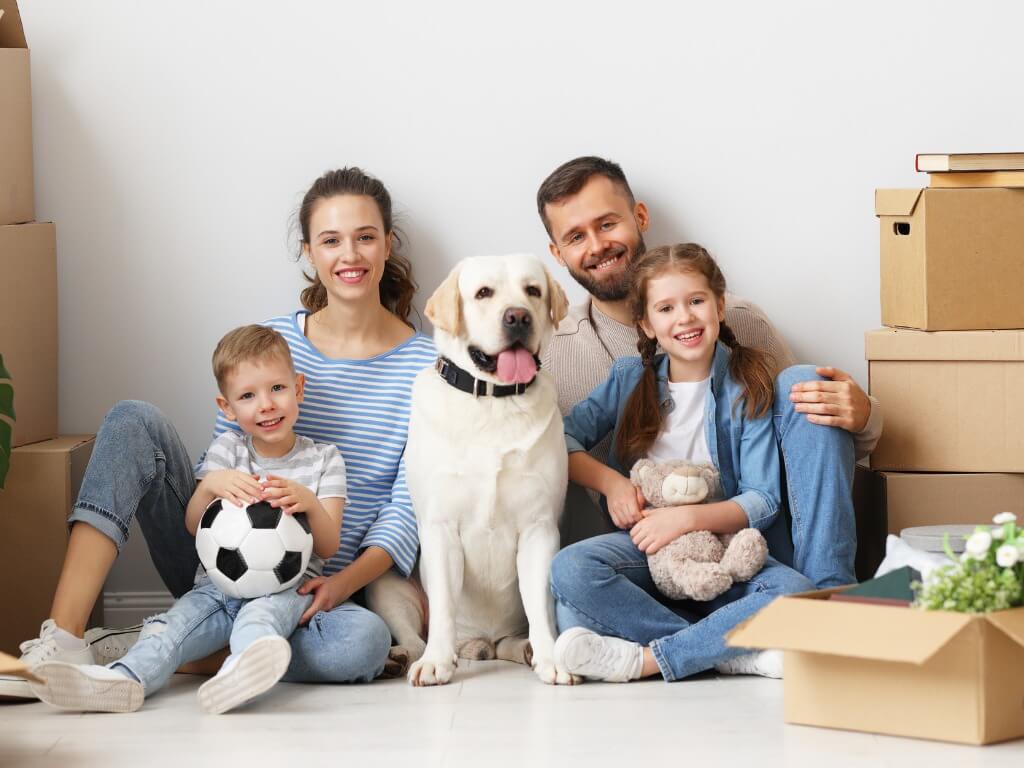 cartons de déménagement parents maman papa chien garçon fille balle nouvelle maison