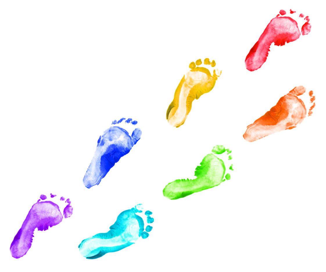 Empreintes de pieds avec de la peinture.