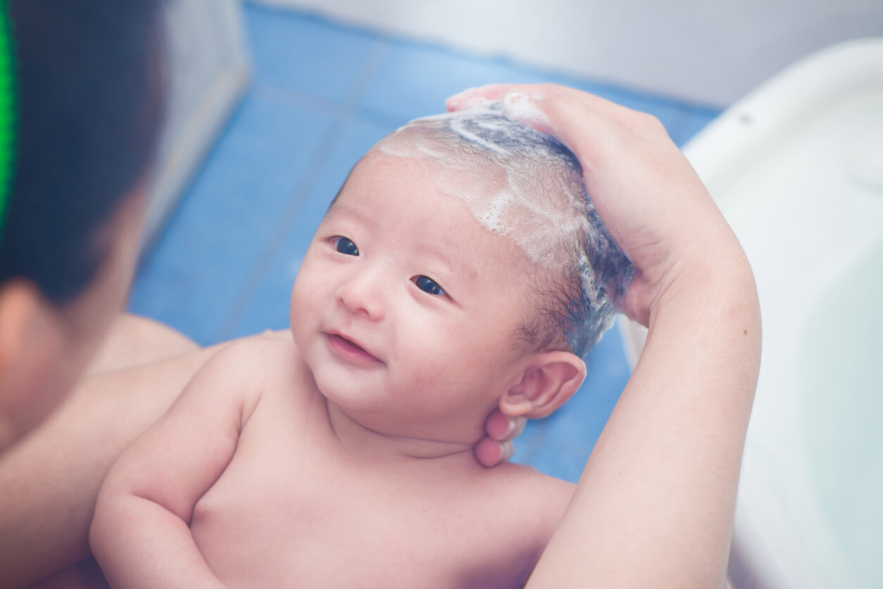 lavado cabello cuero cabelludo neonato recien nacido bebe champu mama enjuague costra lactea higiene cuidado 