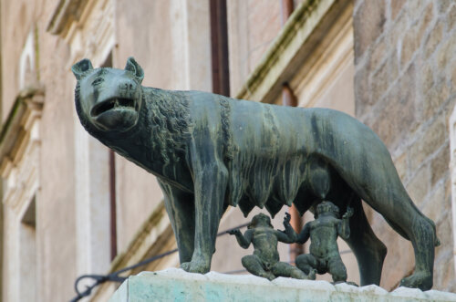 estatua romana roma romulo remo loba mamas teta leche alimentacion lactancia nombres