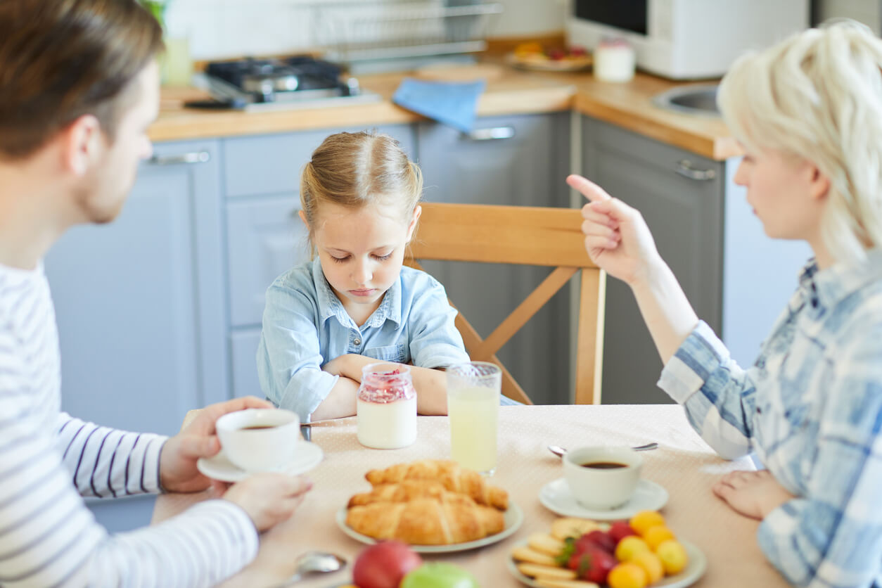 mesa familia cocina castigo no postre nina nena no quiere comer enojada alimento sano habito saludable premio castigo