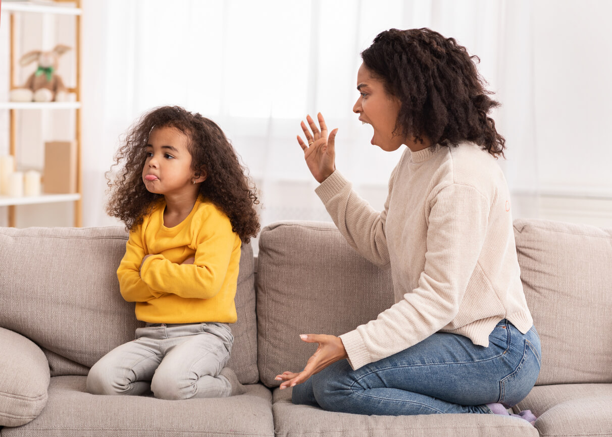 Une mère qui crie sur sa fille.