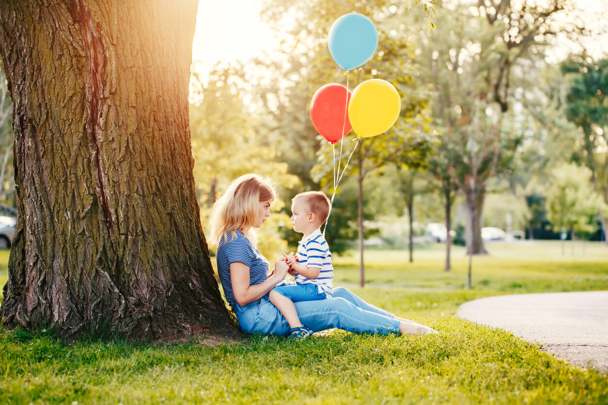 mama madre ensena limites crianza positiva respeto nino hijo bebe parque globos amor feliz mirada