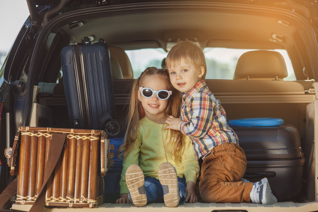 garçon fille frères et sœurs assis coffre voiture valises voyage vacances heureux automne été