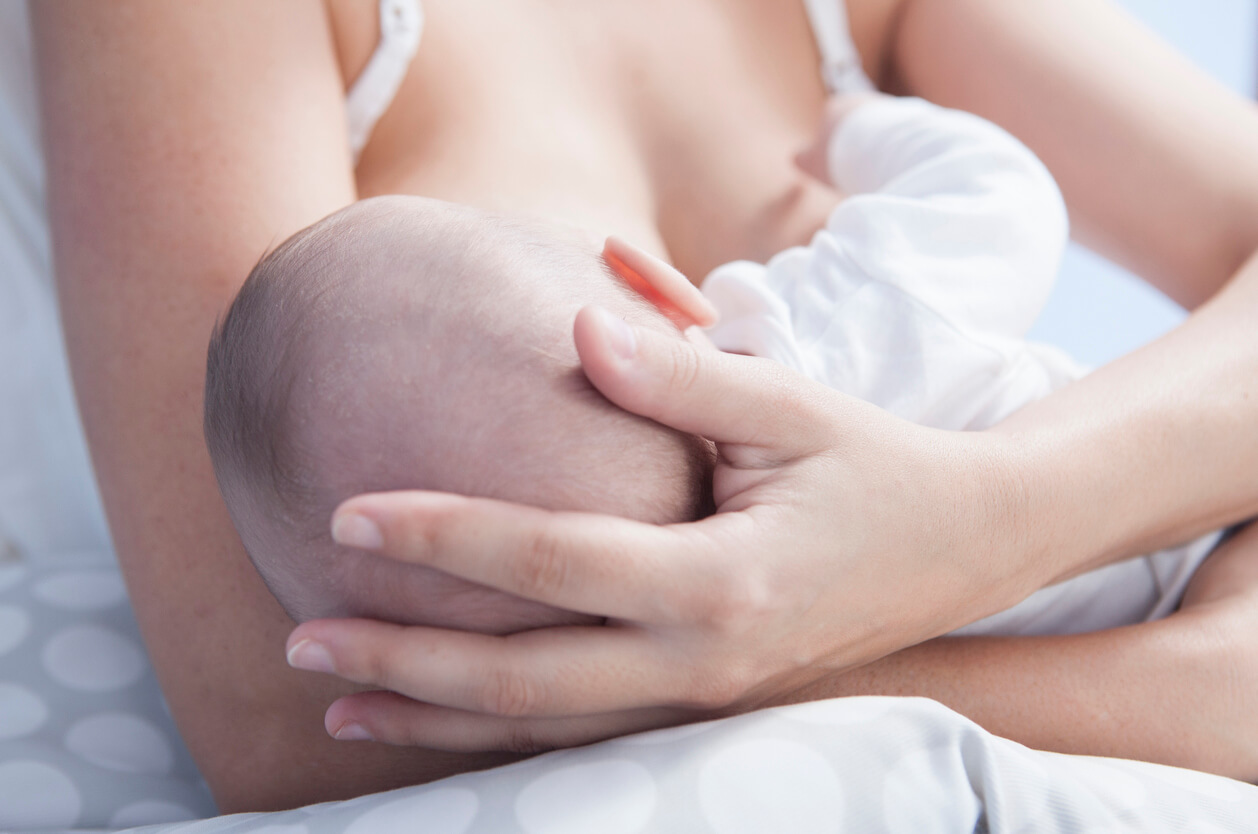 Une femme qui allaite son bébé.