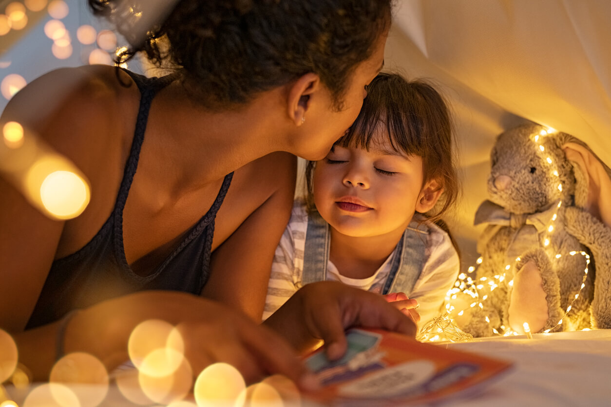 Une maman et sa fille dans un rituel de lecture.