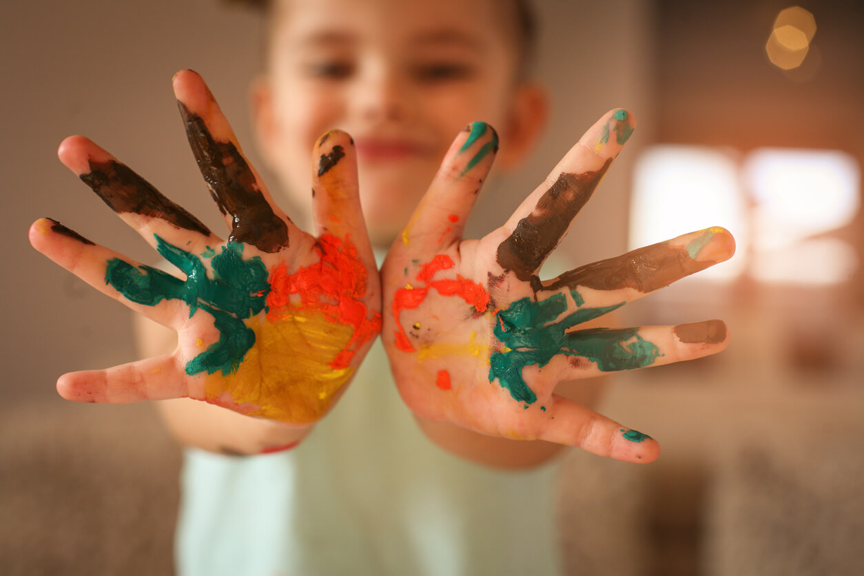 mains sales peintes peinture enfant bébé heureux artisanat activité jeu