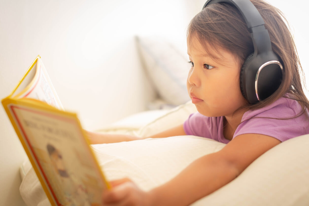 Une jeune fille qui écoute un livre audio.