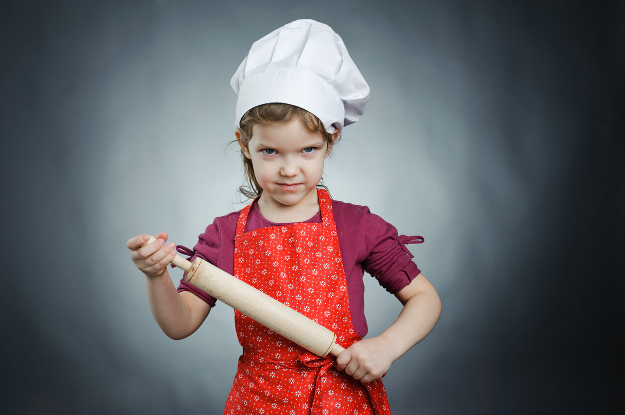 petite fille en colère avec qui on s'est servi de la nourriture comme punition