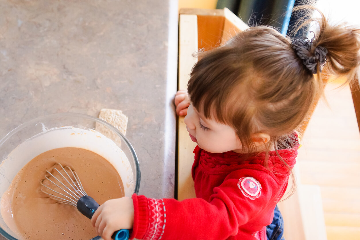 Une jeune fille qui cuisine.