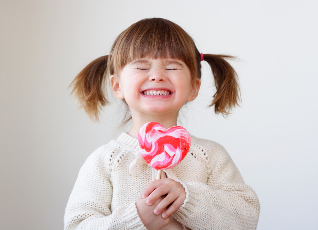 petite fille qui a été récompensée avec une sucette