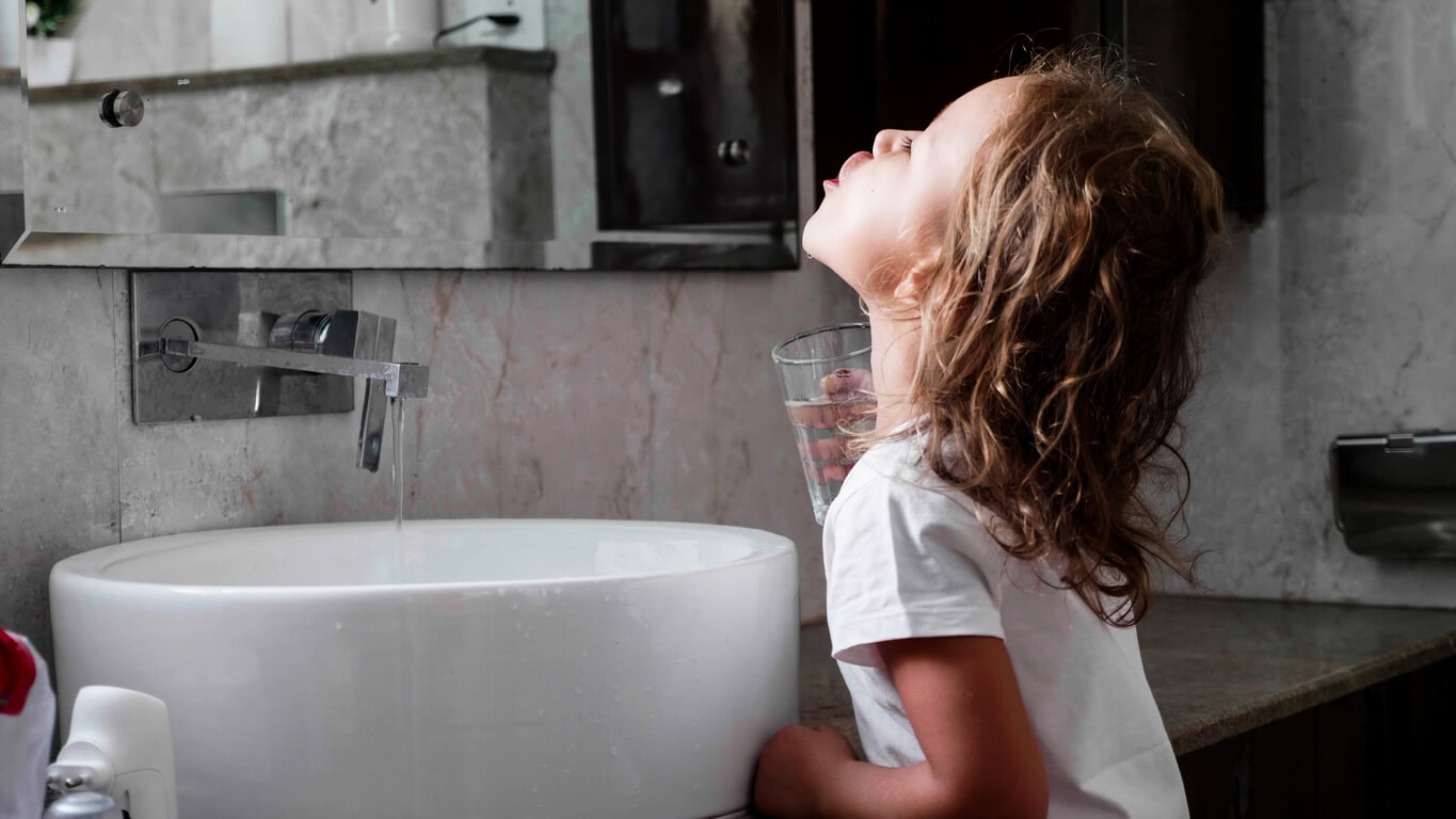 nina gargaras agua colutorio infantil bano higiene dental rutina salud bucal