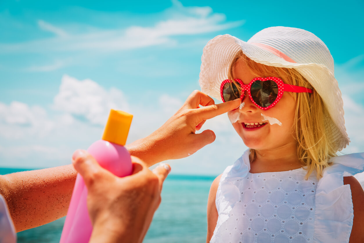 nina nena playa verano portector pantalla solar gorro sombrero lentes de sol gafas ropa clara cuidados piel prevencion lesiones
