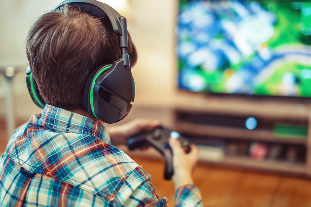 nino espalda videojuego sandbox en linea ciberespacio minecratf tele auriculares joystick