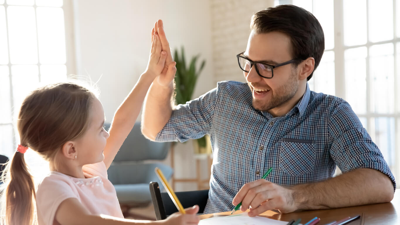 padre hombre celebra logro nina nena felicita choca cinco alegria felicidad celebra