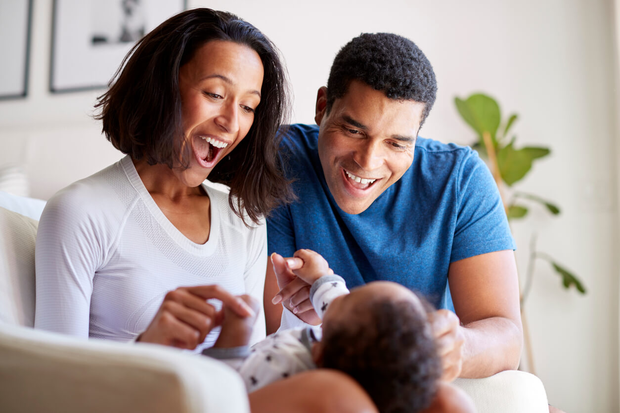 Deux parents qui jouent avec leur bébé.