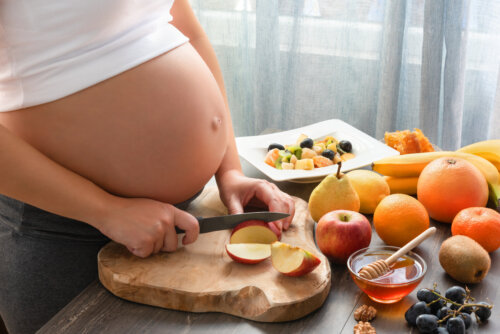 panza embarazo embarazada nombre bebe comida miel frutas tabla corta cuchillo