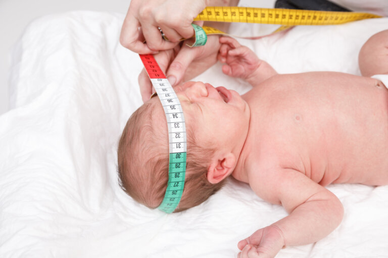 ¿Por qué el pediatra mide la cabeza de tu bebé al nacer?