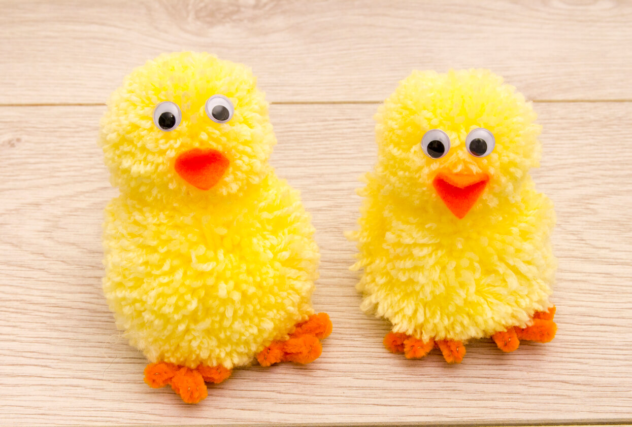 2 poussins en pompons de laine.