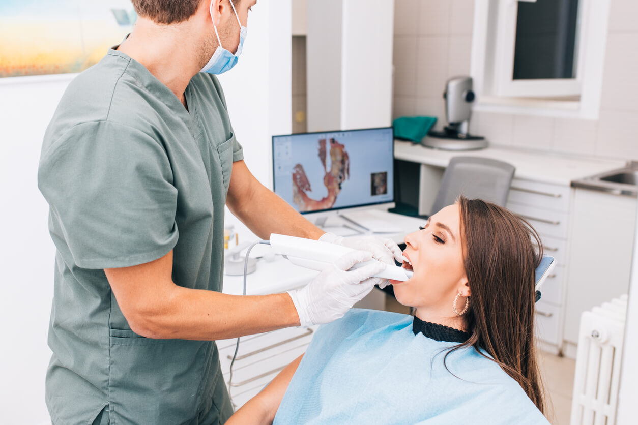 radiografia dental digital escaneo computadora odontologo paciente mujer sillon prevencion control