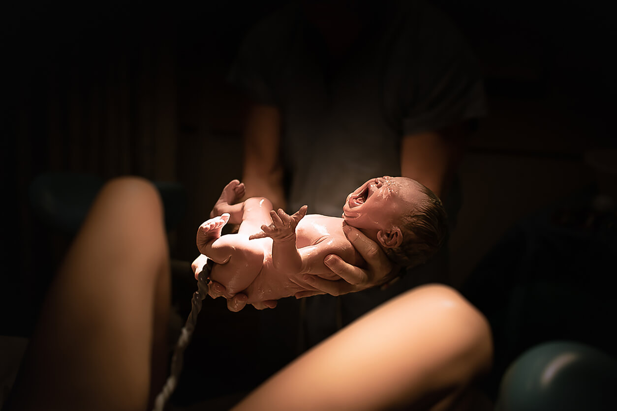 Un nouveau-né qui crie à la naissance.