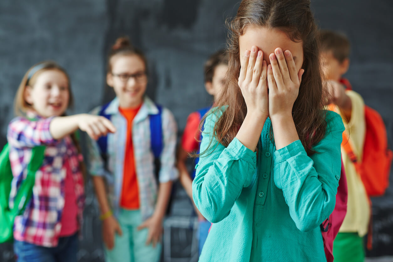 acoso escolar bullying pares escuela nina nena trauma estres violencia