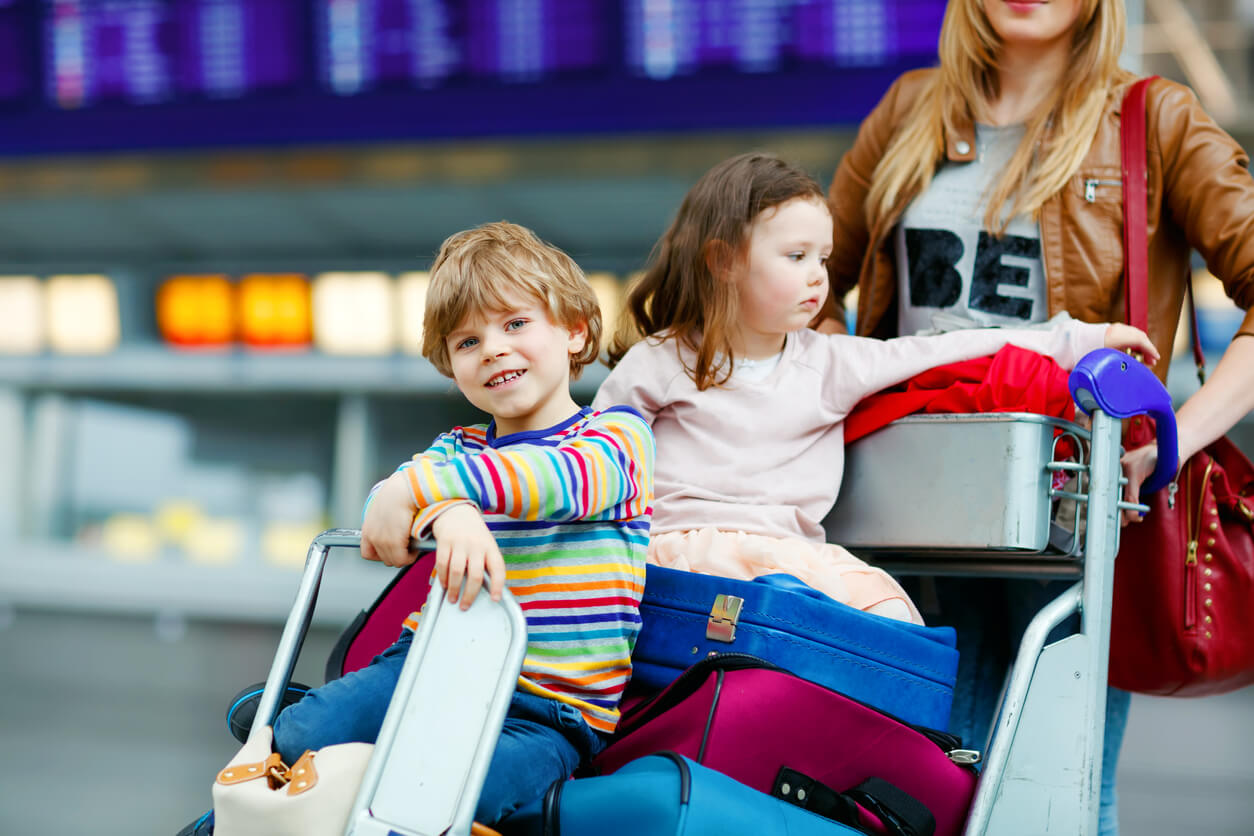 aeroporto auto valigie madre mamma bambino ragazza bambini gemelli stress bagagli viaggio vacanza