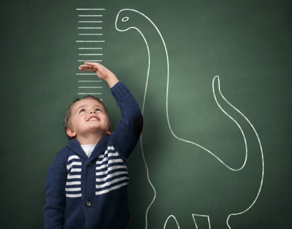 Un enfant qui mesure sa taille.