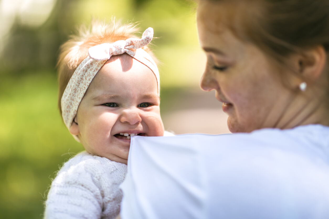 nourrisson bébé oral anxiété dentition dent éruption vêtements sein parc extérieur six mois oralité gencive douleur