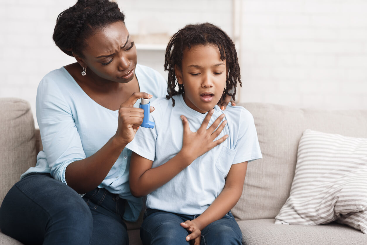 Douleur thoracique chez les enfants: causes et quand aller chez le médecin