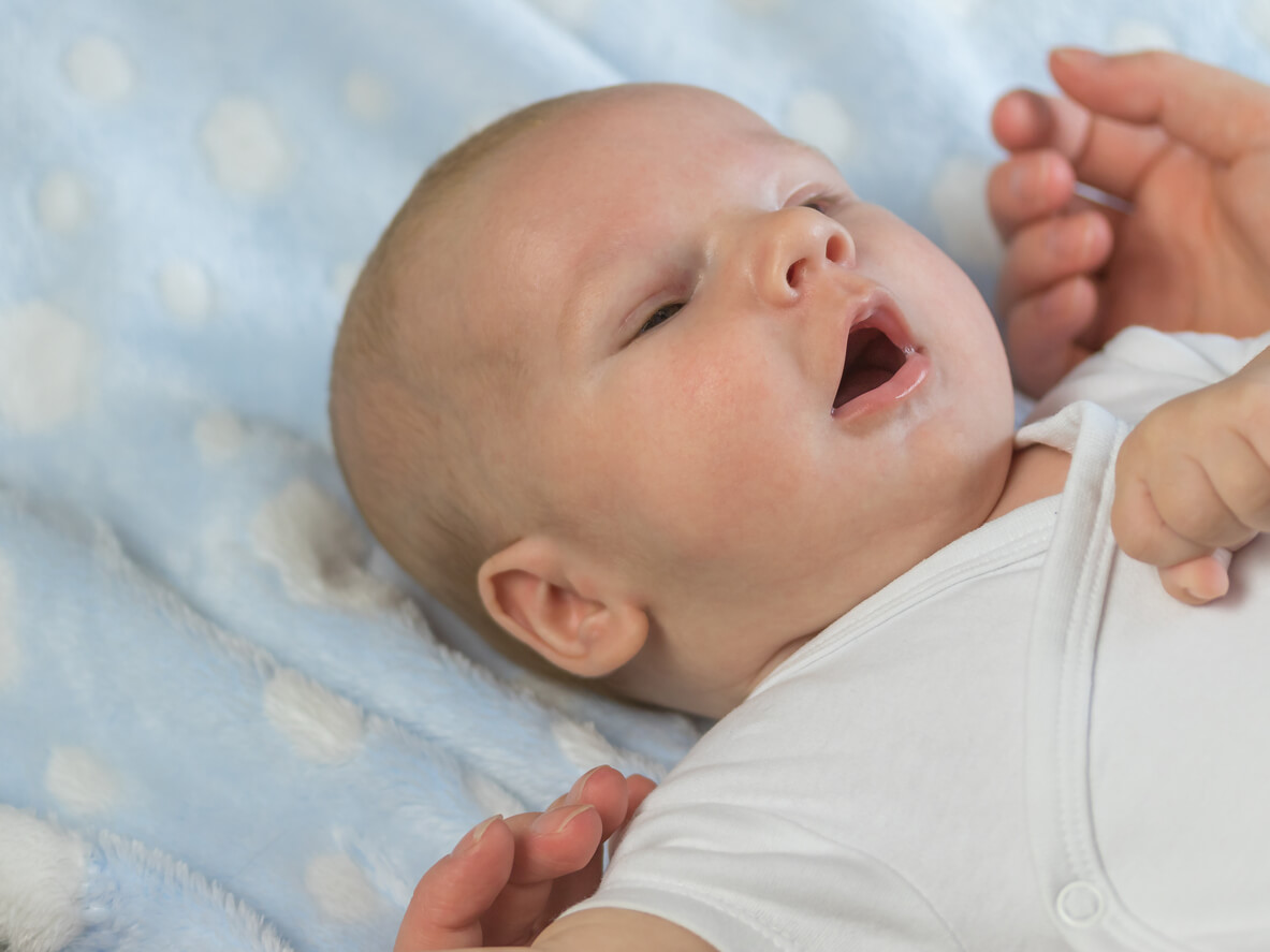 nourrisson bébé couché bouche ouverte babillage communication développement du langage oral