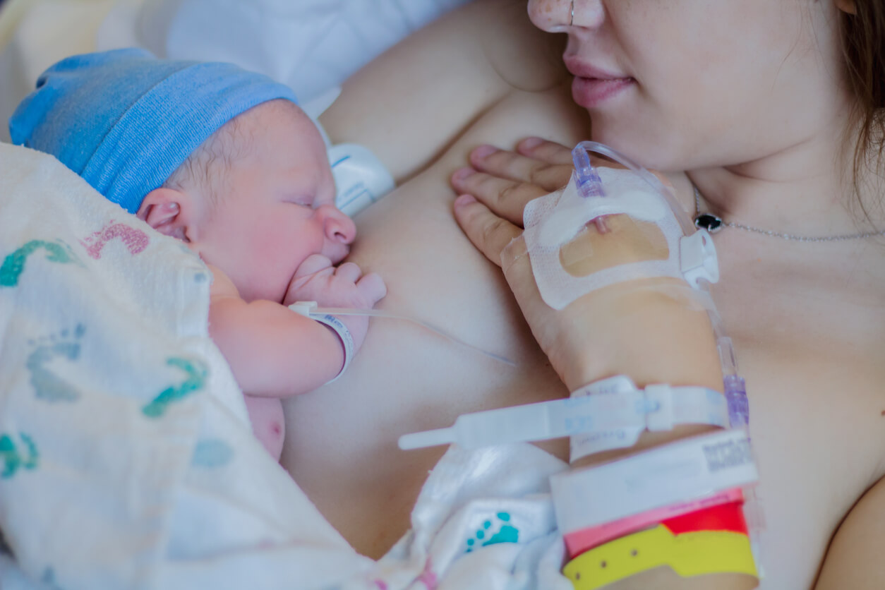 le nouveau-né allaite en salle d'opération postopératoire salle d'accouchement par césarienne sein par canalisation allaitement maternel