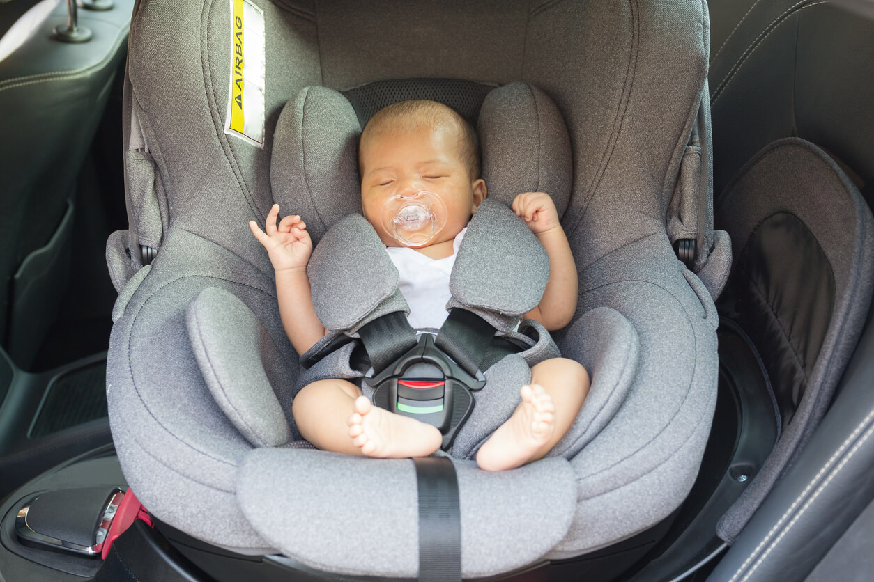 Un bébé dans un siège auto. 